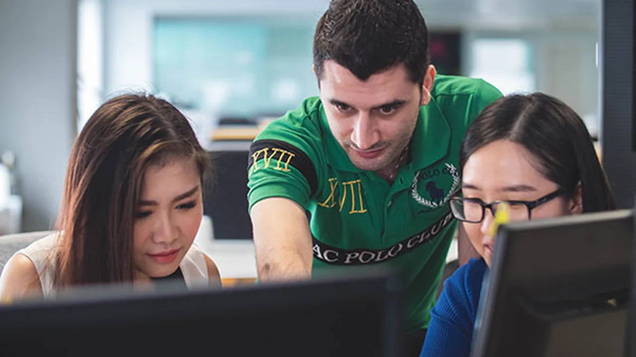 Equipo analizando procesos y posibles usos de inteligencia artificial en una empresa